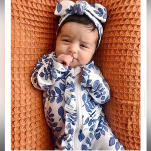 Spearmint Love 2-Way Zip Ruffle Back Footie. 3-6 month. Used.